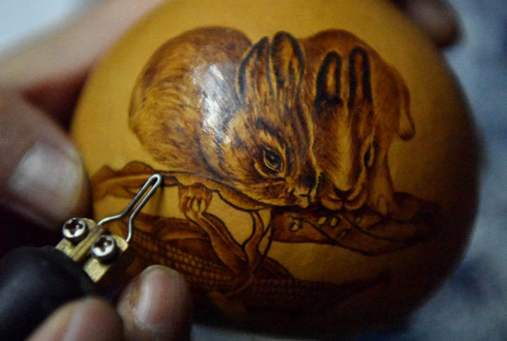 【网络中国节·春节】非遗闹新春丨烙画"萌兔"送祝福|非遗_新浪财经