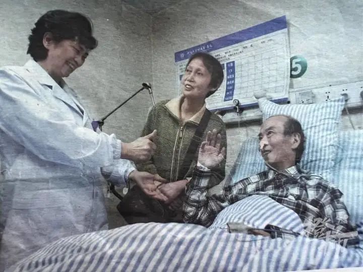 ▲杨大伯出院前,李兰娟院士专程赶到病房，详细询问杨大伯身体状况，并且竖起大拇指，称赞他很坚强。