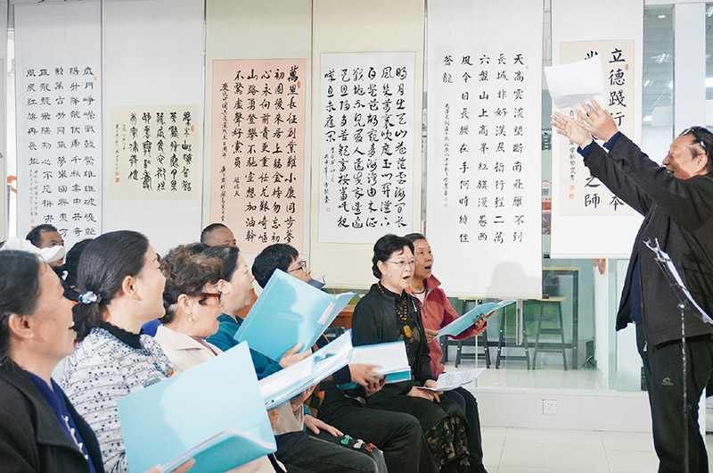 △2022年11月8日，贵州省贵阳市观山湖区金元社区的居民在老年学校合唱班参加活动。
