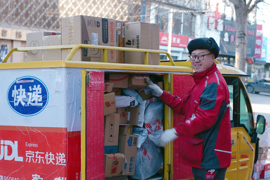 快递员坚守一线过大年