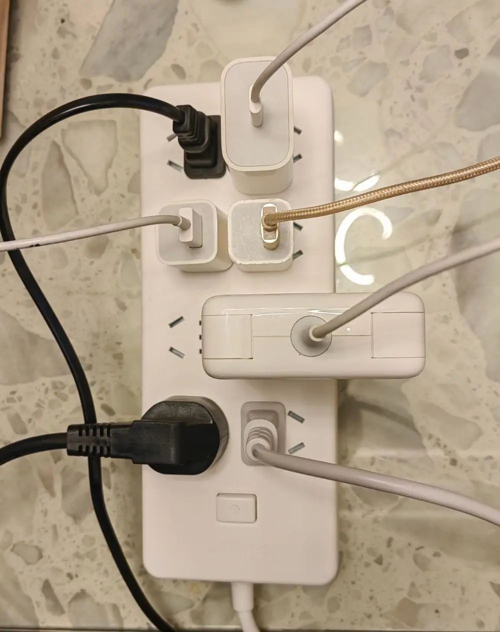 将多个大功率电器插在同一个插线板上,容易出现短