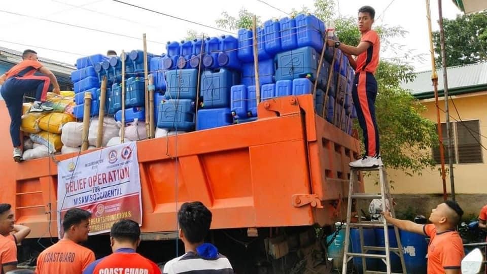菲律宾海岸警卫队为受灾民众运送救灾物资（图源菲律宾海岸警卫队）