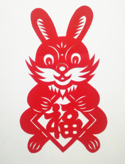 春字的兔儿爷形象便跃然纸上……剪纸作品《玉兔迎春》直径有23厘米