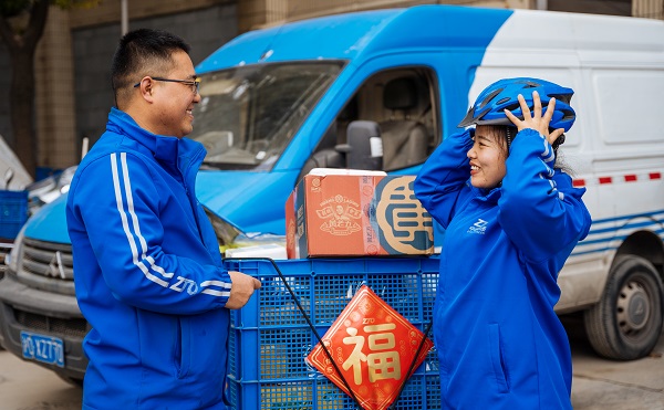 图说：郝张军平时开送货车兼派件，杨艳艳是派件员，这个春节夫妻俩留守上海 来源/采访对象提供（下同）