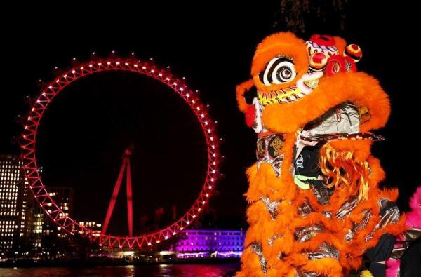 近日，英国伦敦地标建筑、巨型摩天轮“伦敦眼”亮起红色灯光，迎接中国农历新年的到来 图源：新华社