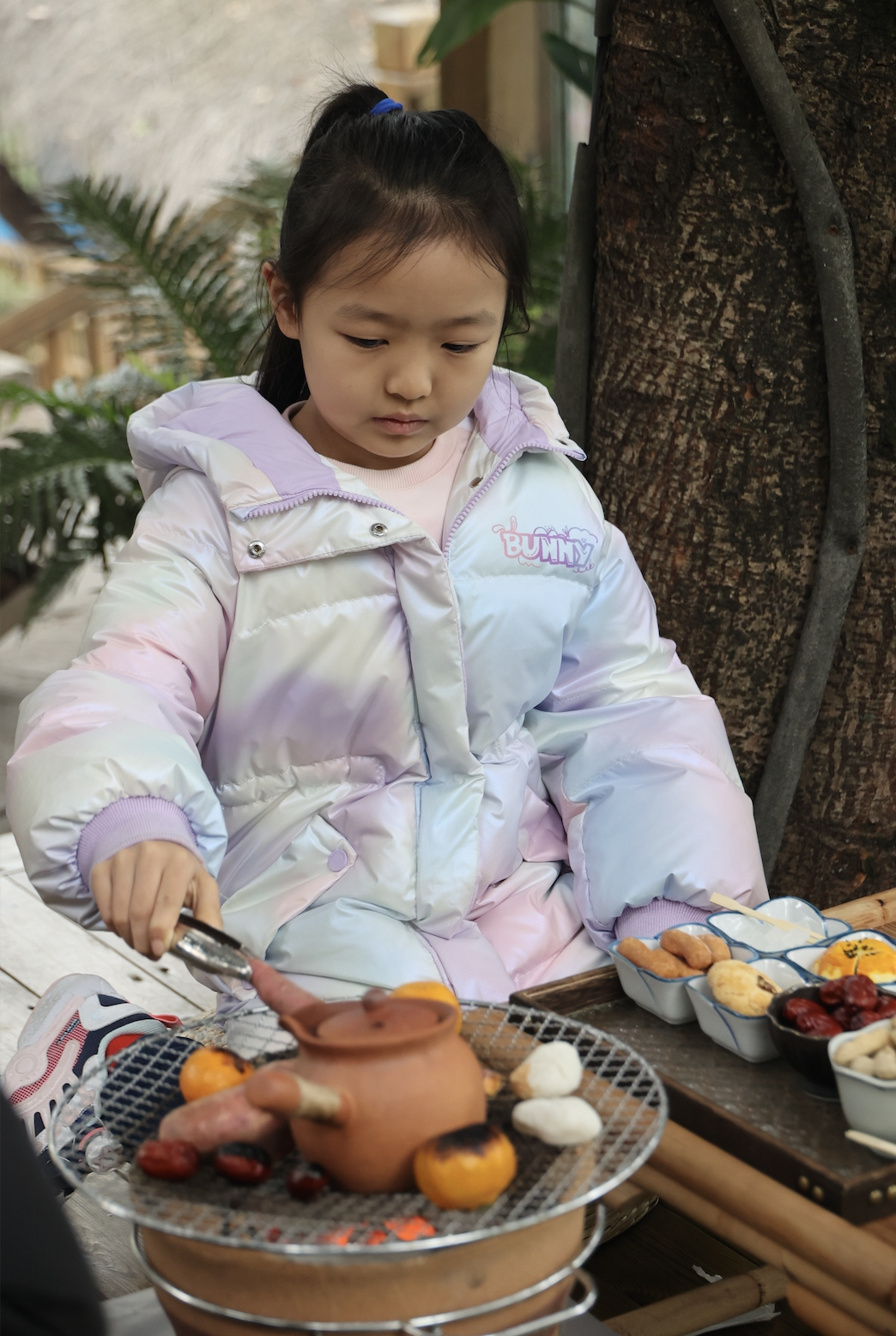 1月24日，游客在某景区围炉煮茶享受春节假期。河南日报客户端记者 聂冬晗 摄
