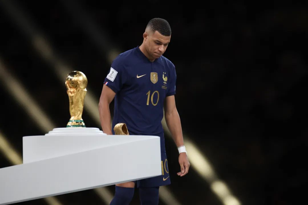 2022年12月18日,获得世界杯金靴奖的法国队球员姆巴佩在颁奖仪式上 /&