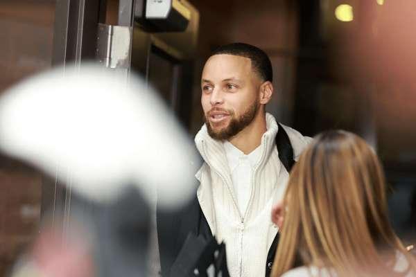 寸头库来袭!媒体晒出库里参加活动时最新造型|勇士_新浪财经_新浪网