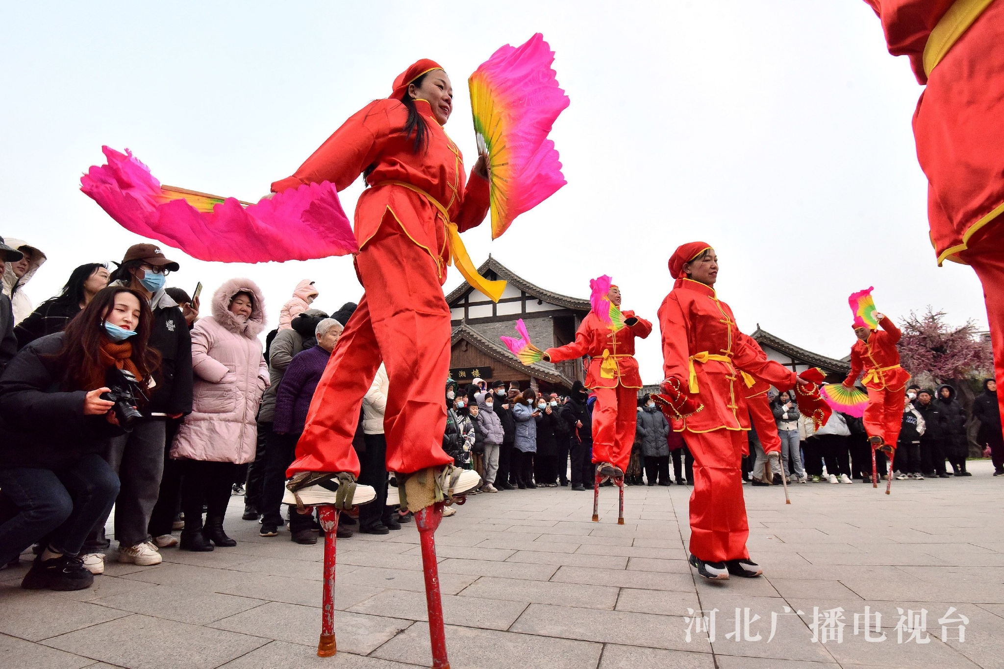 1月23日,民俗表演队的演员在河北省邯郸市磁县开河马头景区表演踩高跷