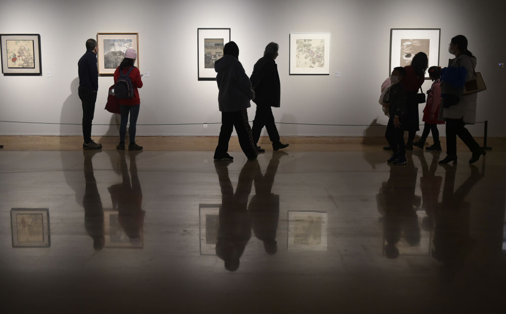1月22日，观众在中国美术馆参观“美在致广——全国小幅美术精品展”。新华社记者 鲁鹏 摄