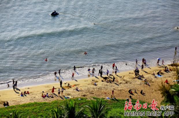 1月24日，大年初三，三亚湾迎来上万游客，二十多公里沙滩，人如潮涌。海南日报特约记者孙清摄