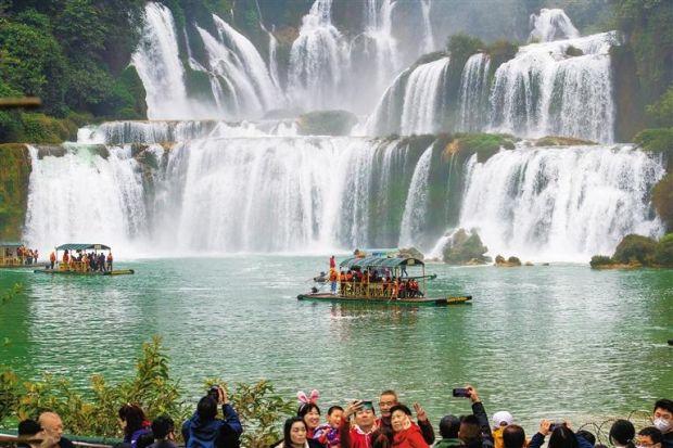 ▲1月23日，广西大新县，游客乘坐竹筏近距离感受德天跨国大瀑布的美景。