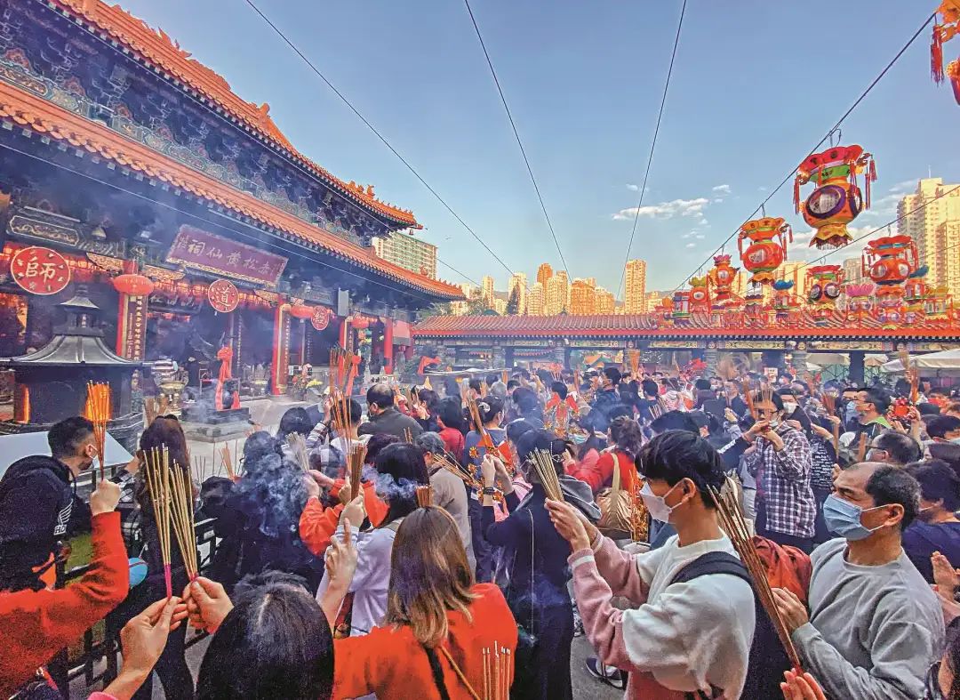 大批市民在年初一,二排队进黄大仙祠参拜,祈求健康及好运.&nbsp