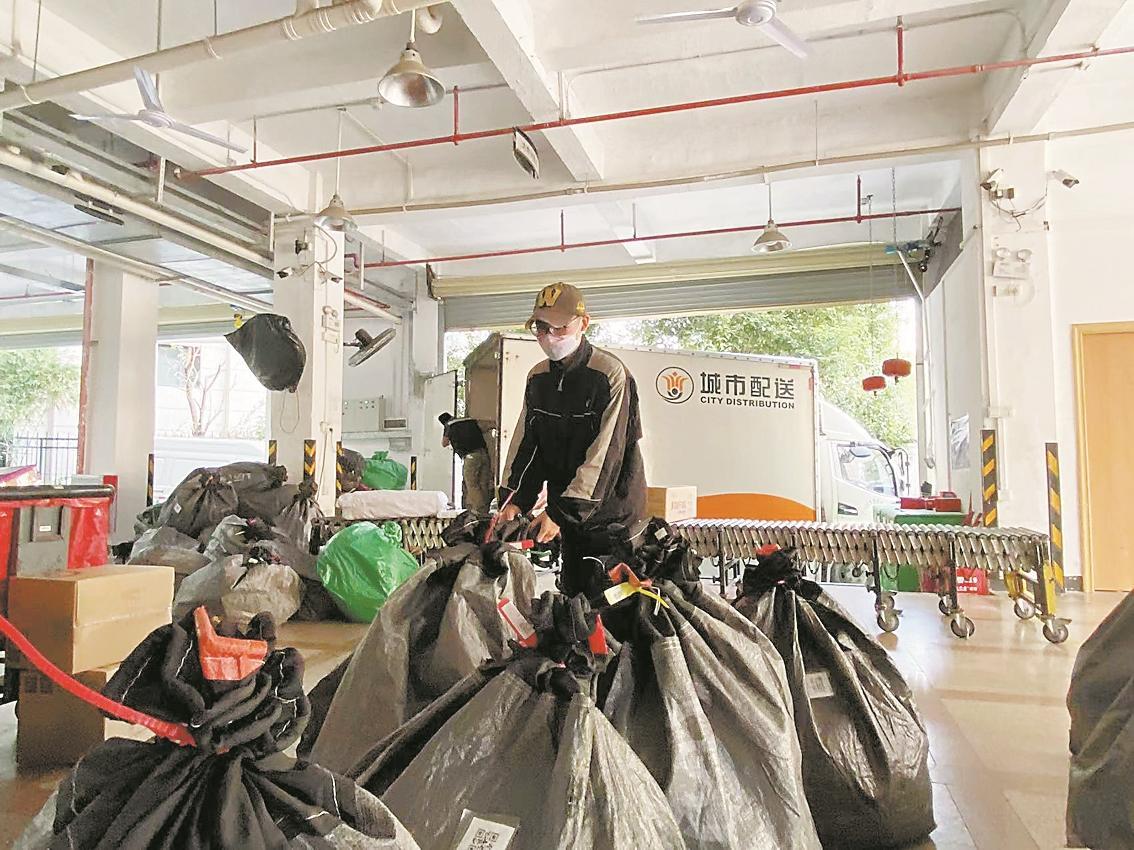 顺丰速运永福营业点,快递小哥正在分拣快递