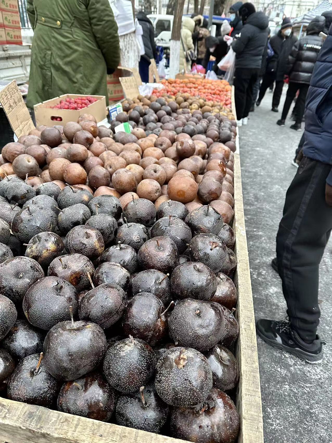"冻梨冻柿子!一块一块!"(图源:时代周报记者 刘沐轩摄)