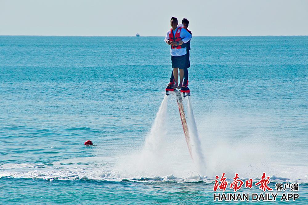 1月25日，大年初四的三亚大东海景区，游客嗨玩海上娱乐项目。海南日报特约记者 孙清 摄