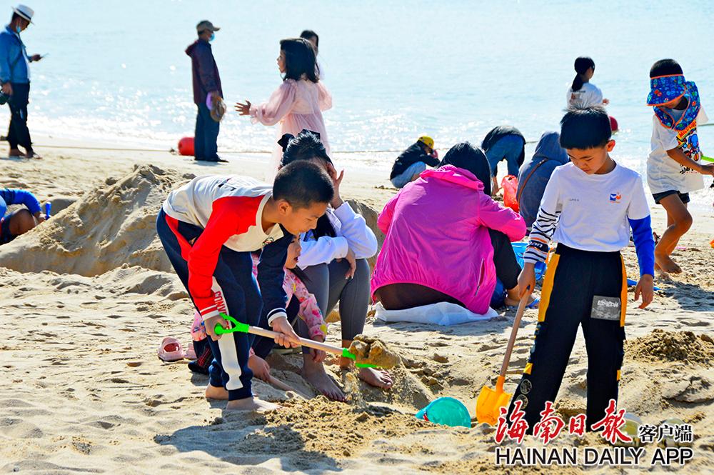 1月25日，大年初四的三亚大东海景区，小游客们在沙滩上畅玩。海南日报特约记者 孙清 摄