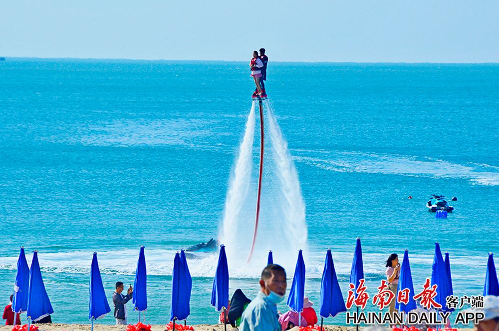 1月25日，大年初四的三亚大东海景区，游客嗨玩海上娱乐项目。海南日报特约记者 孙清 摄