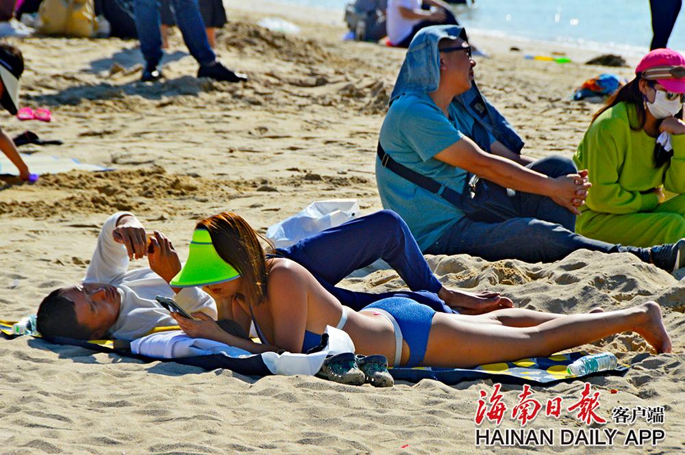1月25日，大年初四的三亚大东海景区，游客在沙滩沐浴阳光。海南日报特约记者 孙清 摄