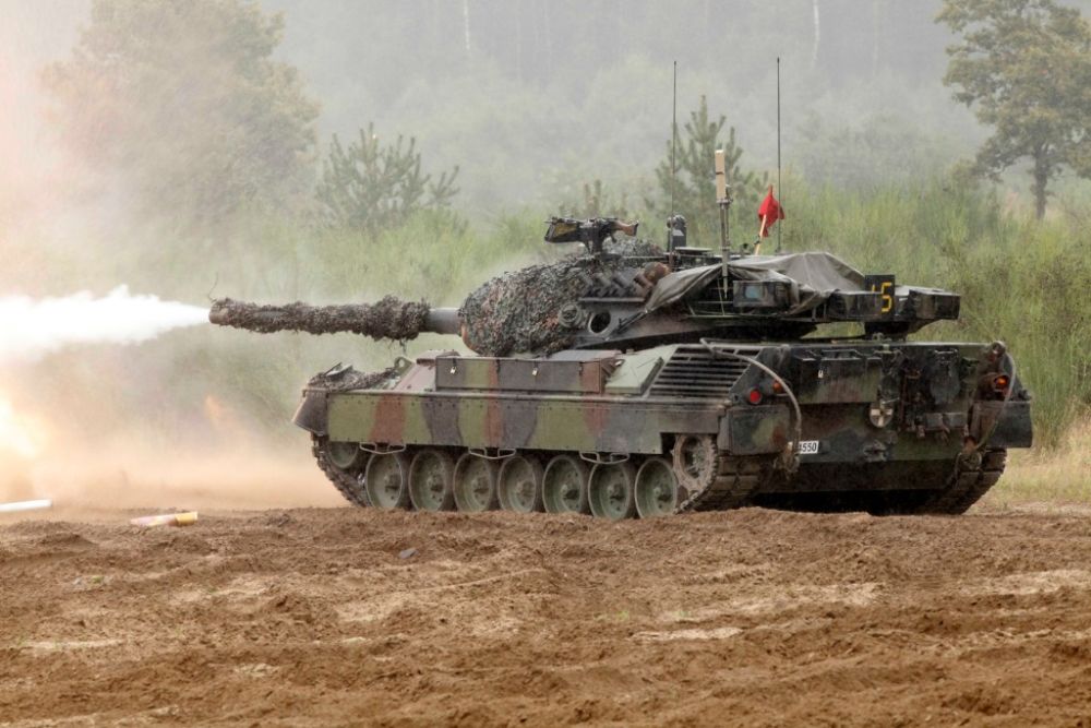 2014年9月，比利时陆军一辆“豹”式坦克在北约塞尔军事基地射击。图源：新华社
