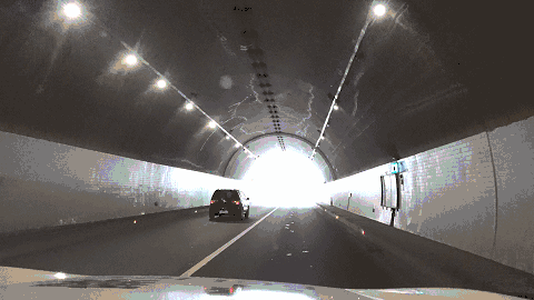 "白洞效应"是指从隧道出来的时候光线忽然从暗到亮,瞳孔快速缩小,人眼