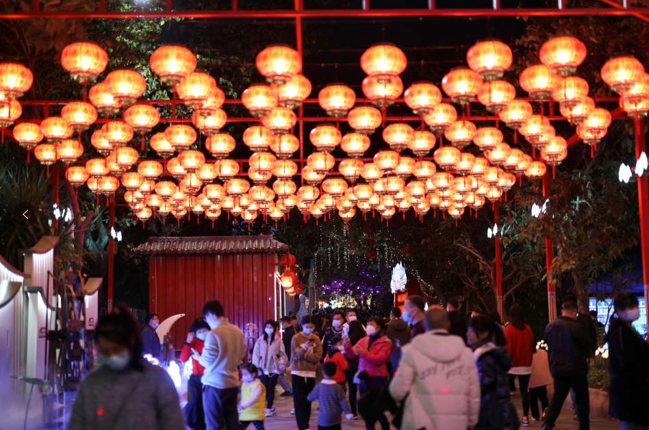 夜幕降临,紫荆西堤夜市亮起华灯,吸引众多市民.聂伟健 摄
