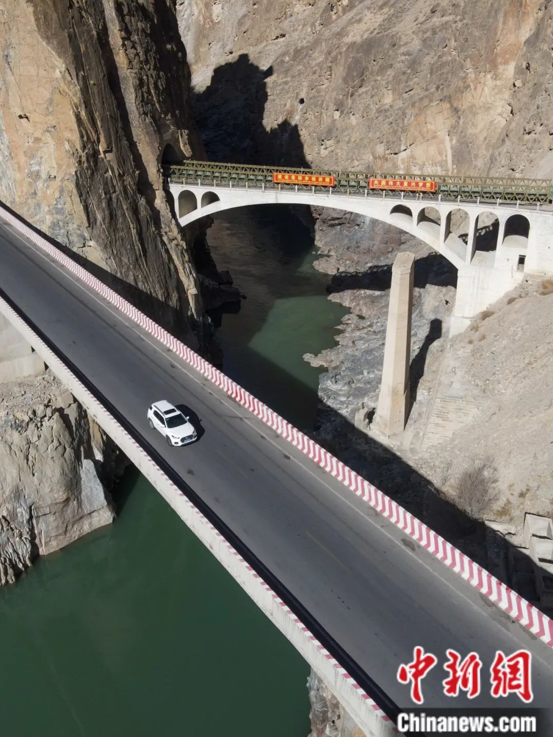 川藏公路新旧怒江大桥.