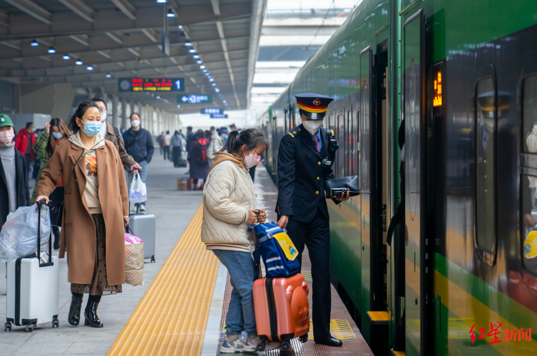 ▲进站乘车的旅客