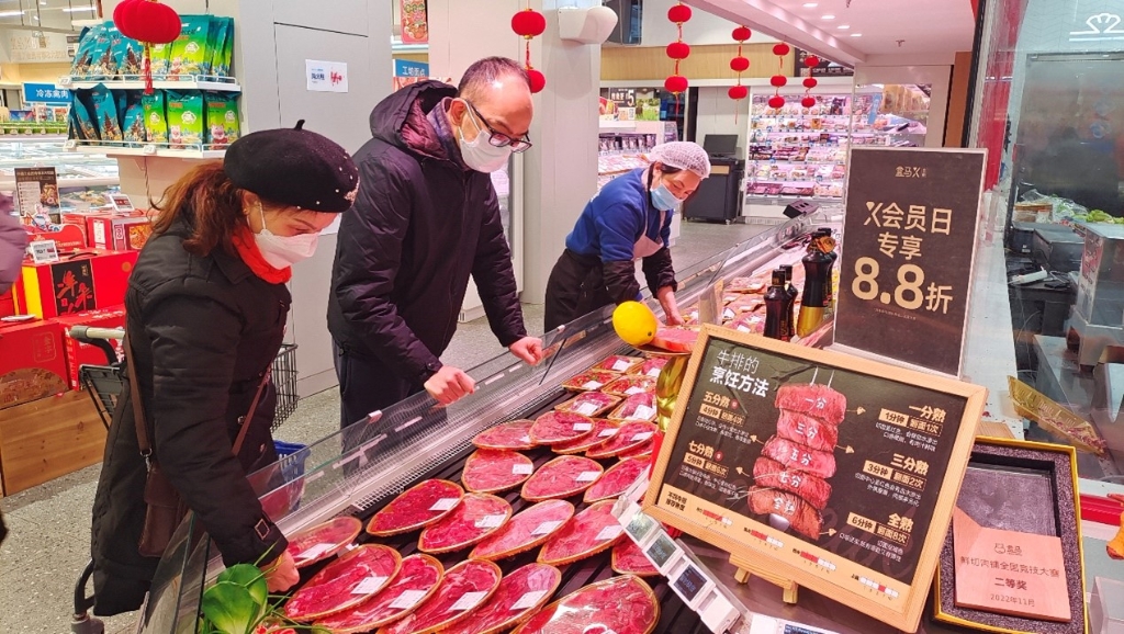 盒马鲜生店内顾客正在挑选食材.通讯员 张廉 摄