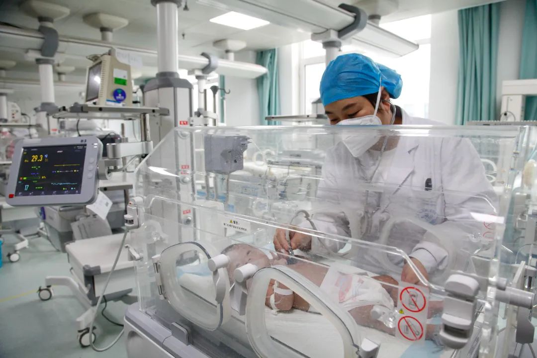 大年初一,任泽区人民医院新生儿科医生在为新生儿听诊.