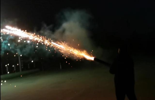 燃放加特林烟花. 图源/受访者供图