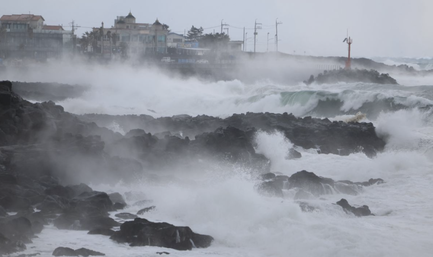 ↑韩国济州岛，暴风雪后引发巨浪