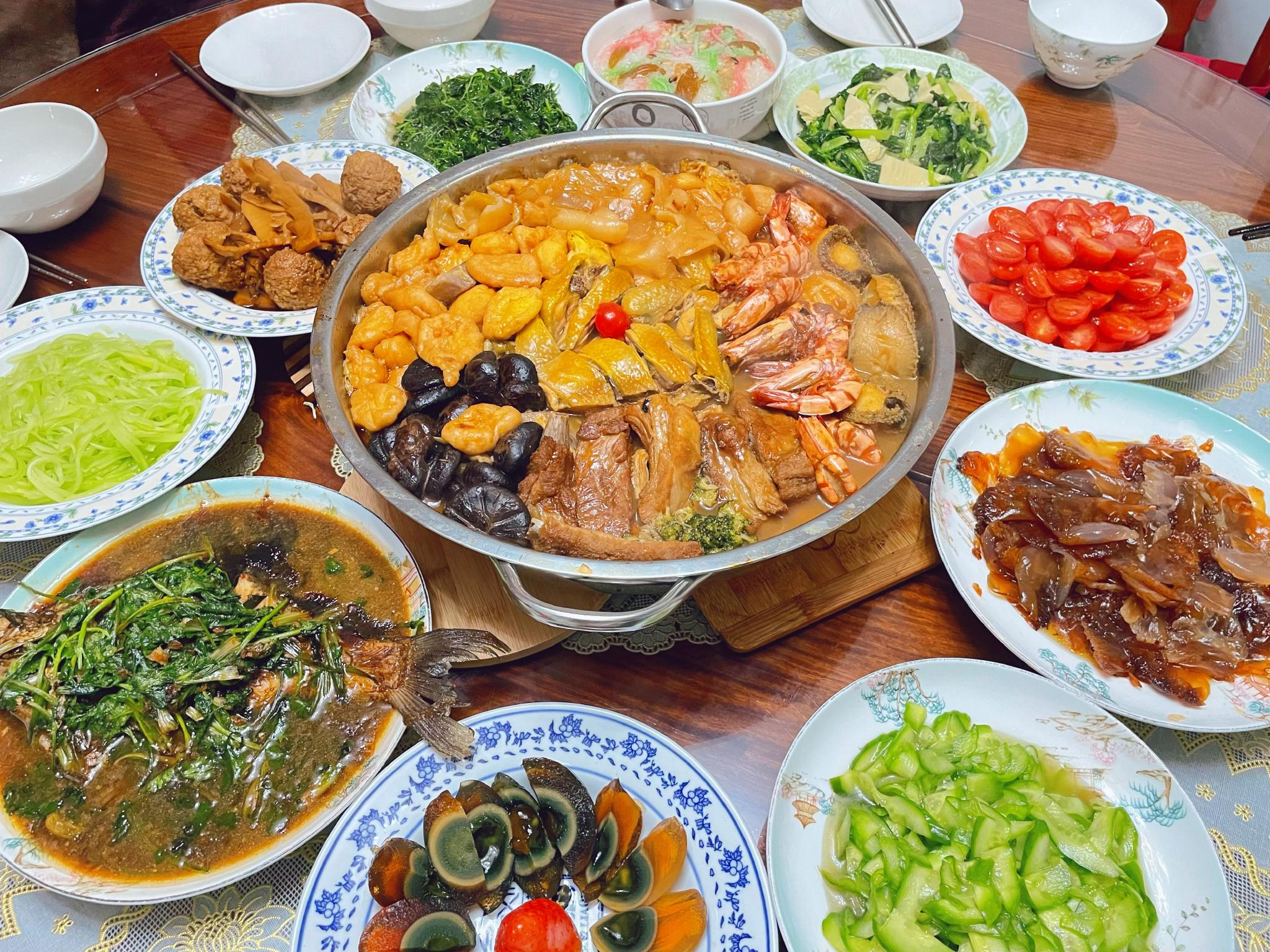 查琼芳与家人一起吃的团圆饭.本文图均为受访者供图