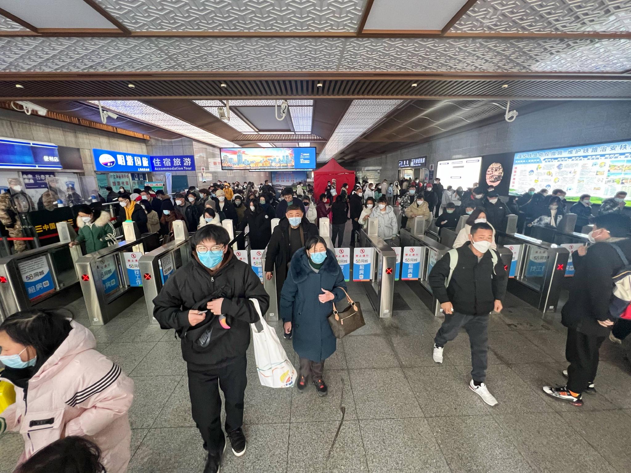 1月26日,旅客从火车站出站.本文图均为受访者供图