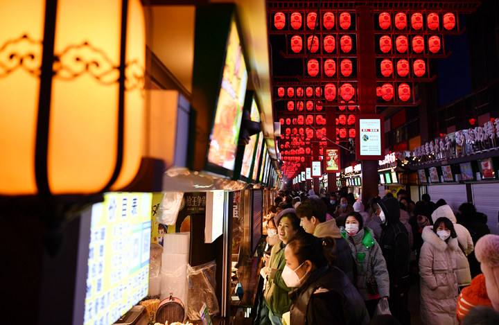 1月24日,消费者在宁夏银川市西夏区怀远夜市选购美食。新华社记者 王鹏 摄