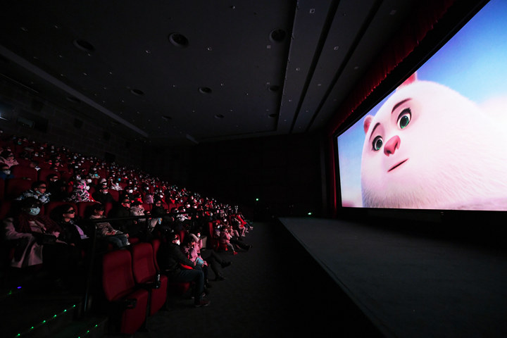 1月25日，观众在中国电影博物馆观影。新华社记者 任超 摄