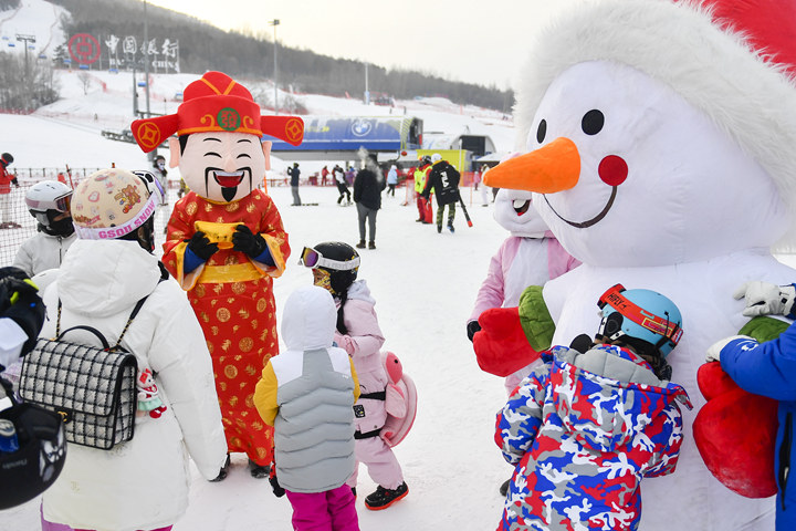 1月23日，在吉林省吉林市万科松花湖滑雪场，小朋友们与卡通人偶合影、互动。新华社记者 许畅 摄