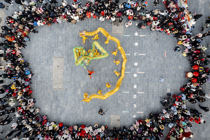 1月24日，民俗表演队伍在安徽省合肥市肥西县三河古镇的“民间文化艺术节”活动上表演舞龙。新华社发（徐勇 摄）
