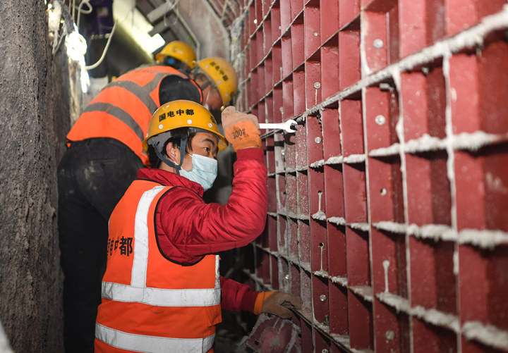 1月25日，中建三局西北公司工人在西安地铁8号线建设项目工地施工。新华社记者 张博文 摄