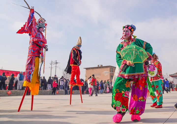 1月25日,民间艺人在河北省张家口市蔚县蔚州古城进行社火表演。新华社记者 范世辉 摄