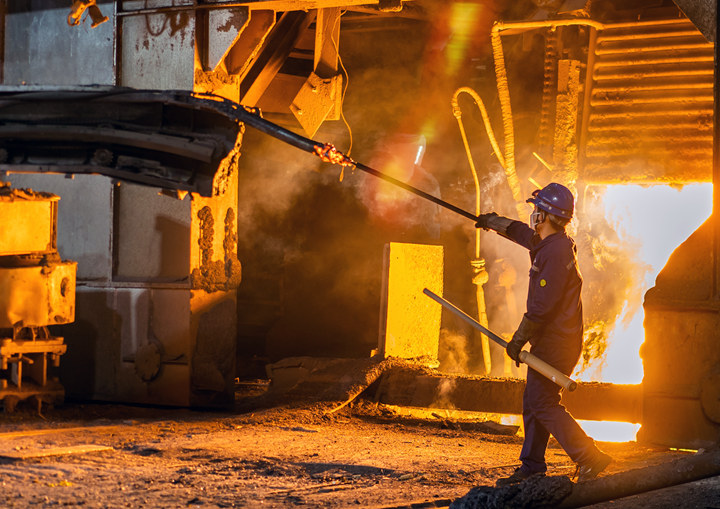 1月21日除夕，在安徽省马鞍山市的中国宝武马钢股份特钢公司生产线上，员工在进行测温取样。新华社发（罗继胜 摄）