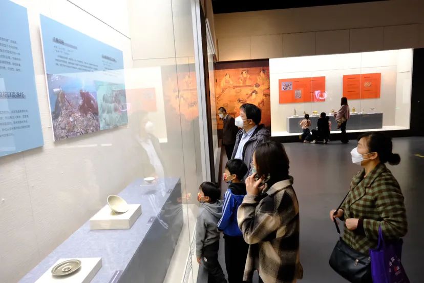 小学生在家长陪同下参观宁波博物馆。