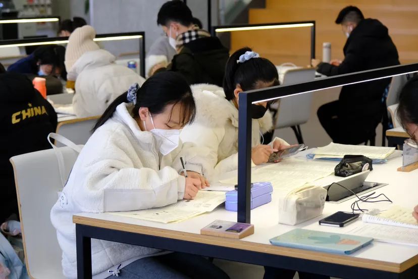 宁波图书馆里写作业的学生。