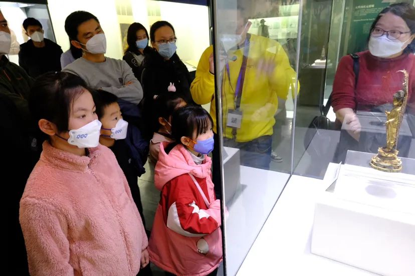 小学生在宁波博物馆里参观。