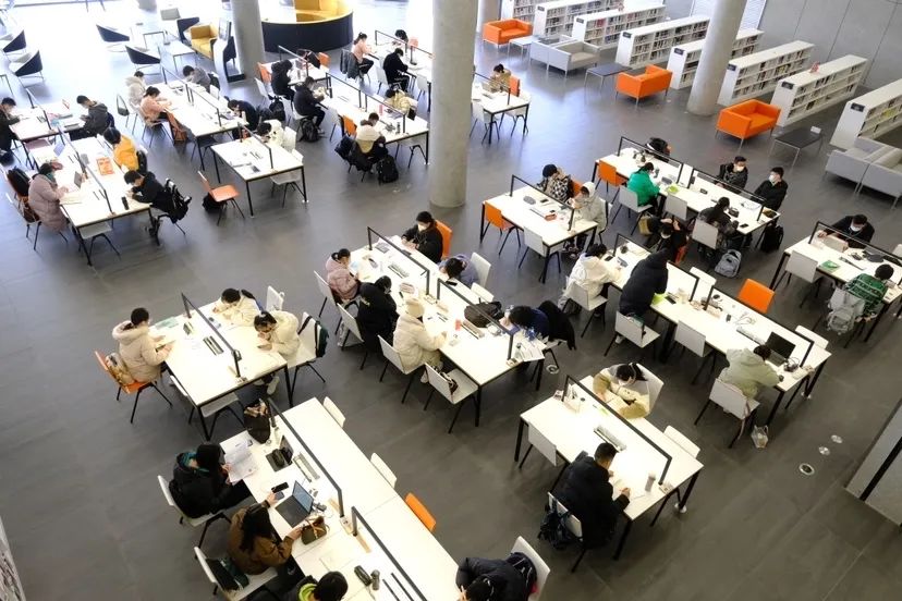 宁波图书馆里有许多学生的身影。