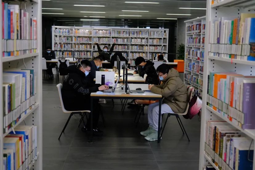 学生在宁波图书馆里学习。