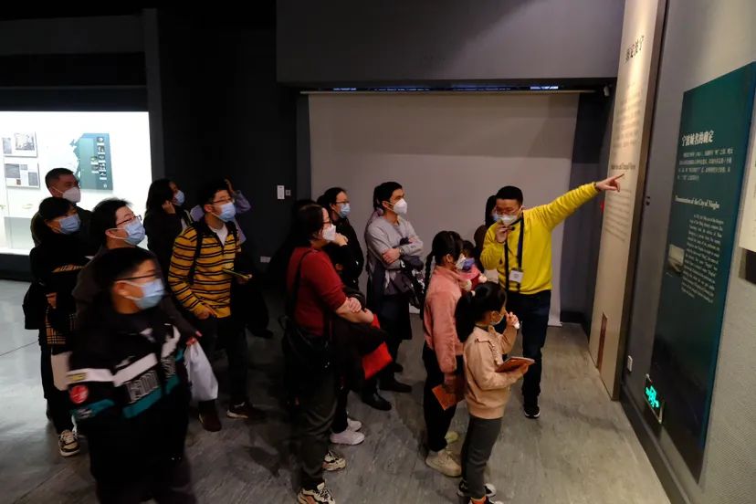 中小学生在宁波博物馆里参观。
