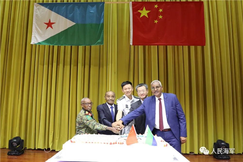 ▲中吉友谊天长地久，双方共切蛋糕。刘冬冬 摄