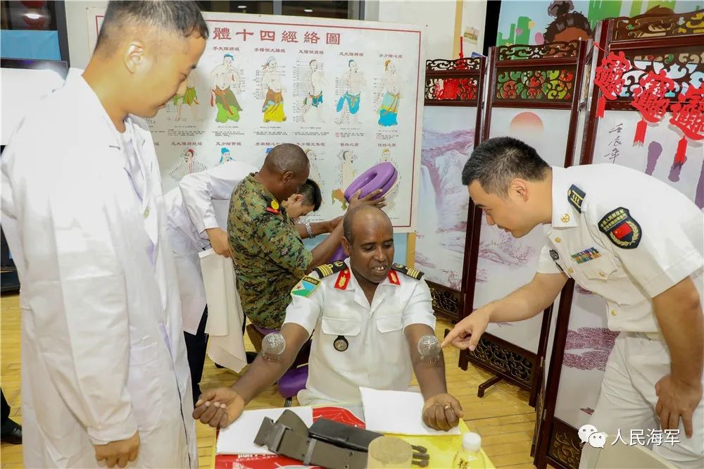 ▲体验中国传统医学。刘冬冬 摄