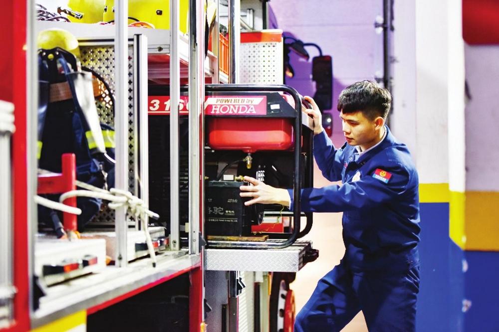 1月23日,在邯山区中华南大街消防救援站消防员对执勤车辆进行装备器材